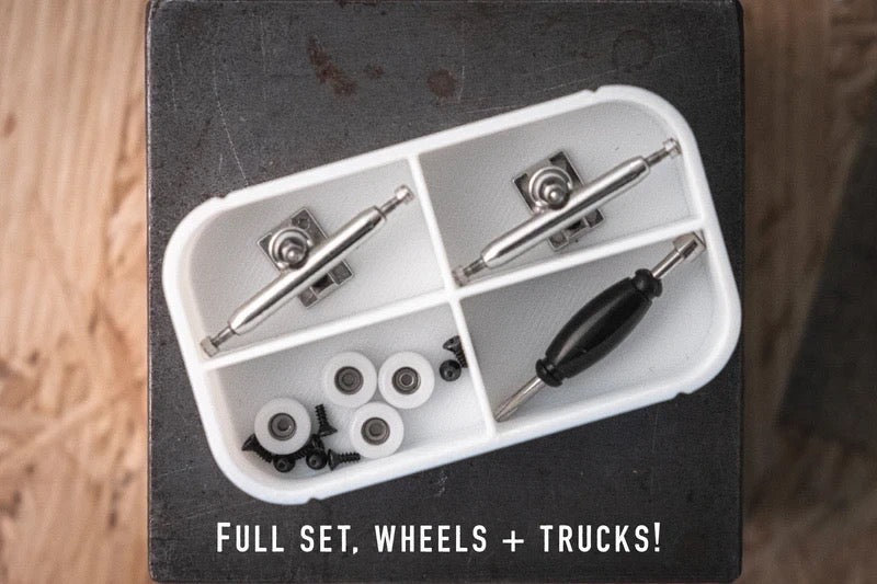 plyskate 34mm trucks (zilver) + ABS wielen met lager – wit