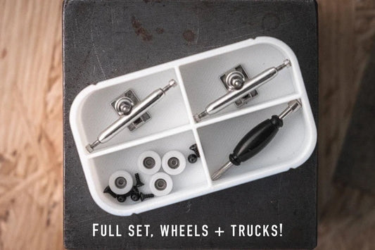 plyskate 34mm trucks (zilver) + ABS wielen met lager – wit