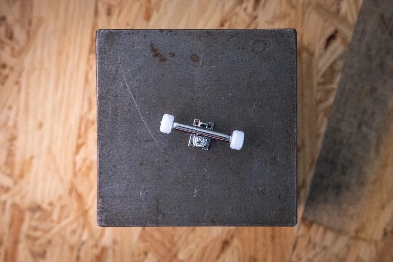 plyskate 34mm trucks (zilver) + ABS wielen met lager – wit